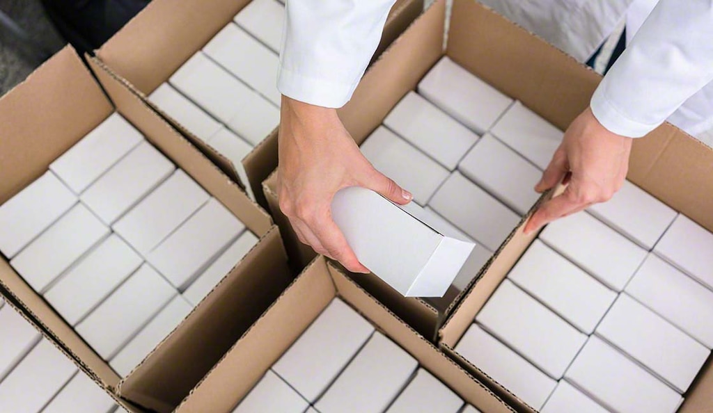 Manual cartonisation is a process where associates place products into boxes