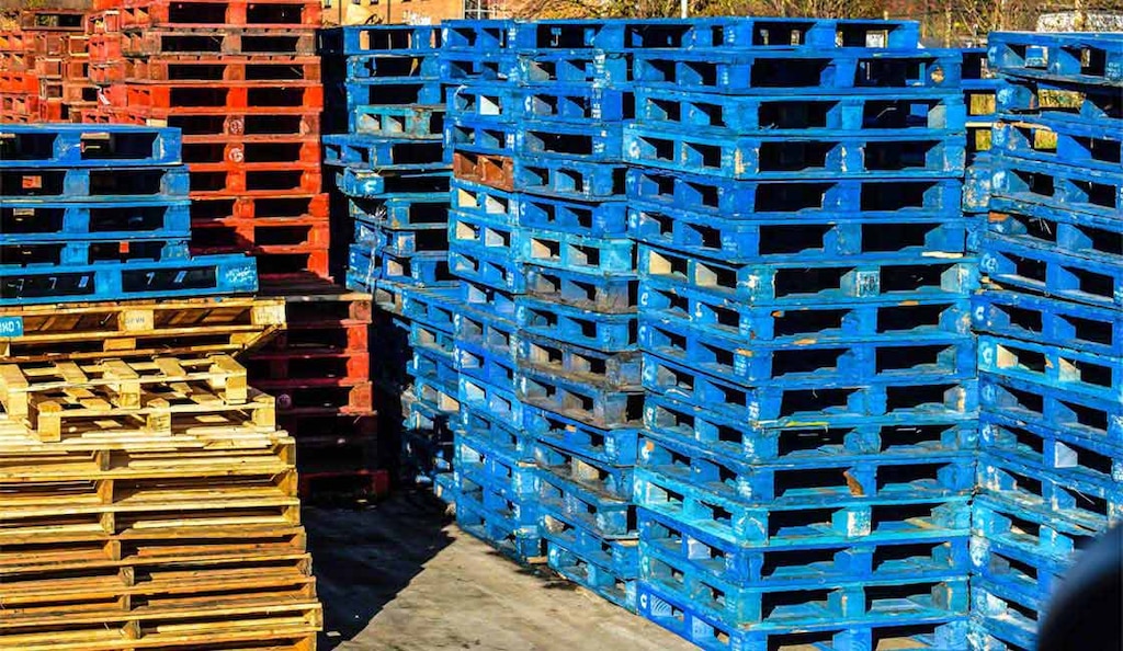 Pallet markings and colours vary worldwide