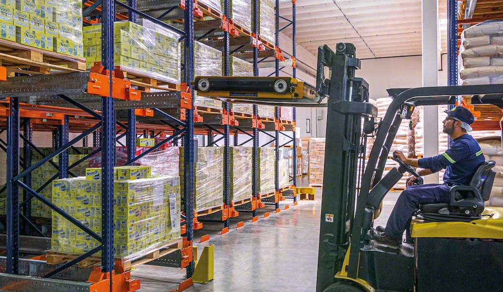 Nestlé lưu trữ hàng hóa dễ hỏng tại trung tâm của mình ở Villa Nueva (Argentina) với hệ thống Pallet Shuttle bán tự động