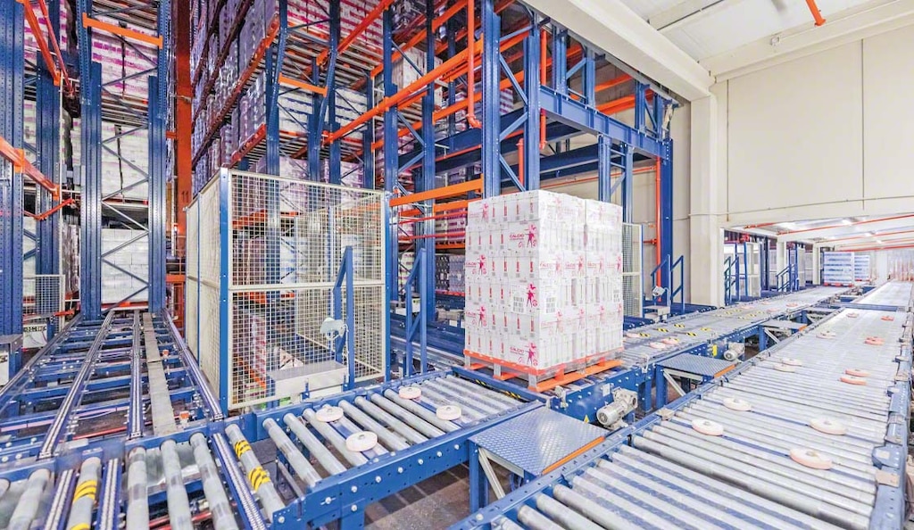 Esnelat sử dụng cần cẩu xếp chồng để lưu trữ và vận chuyển hơn 350.000 pallet mỗi năm chứa hàng hóa dễ hỏng