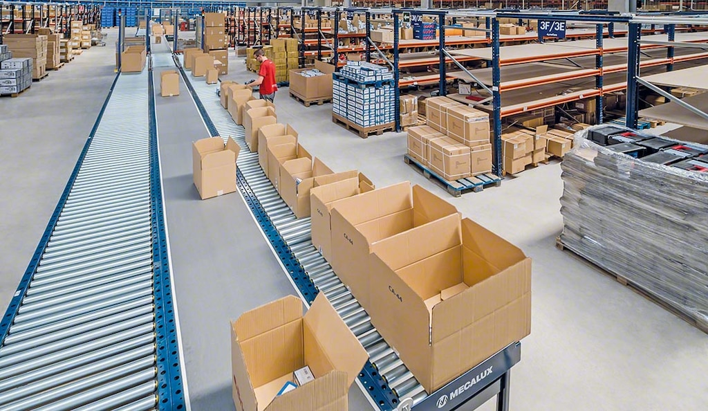 Băng tải hộp tăng tốc chuyển động của sản phẩm và thực hiện đơn hàng