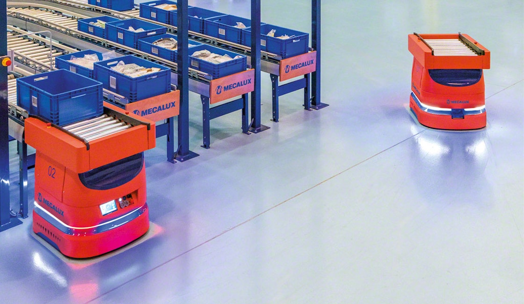 Equipped with SLAM mapping capabilities, Mecalux’s AMRs adapt seamlessly to warehouse environments