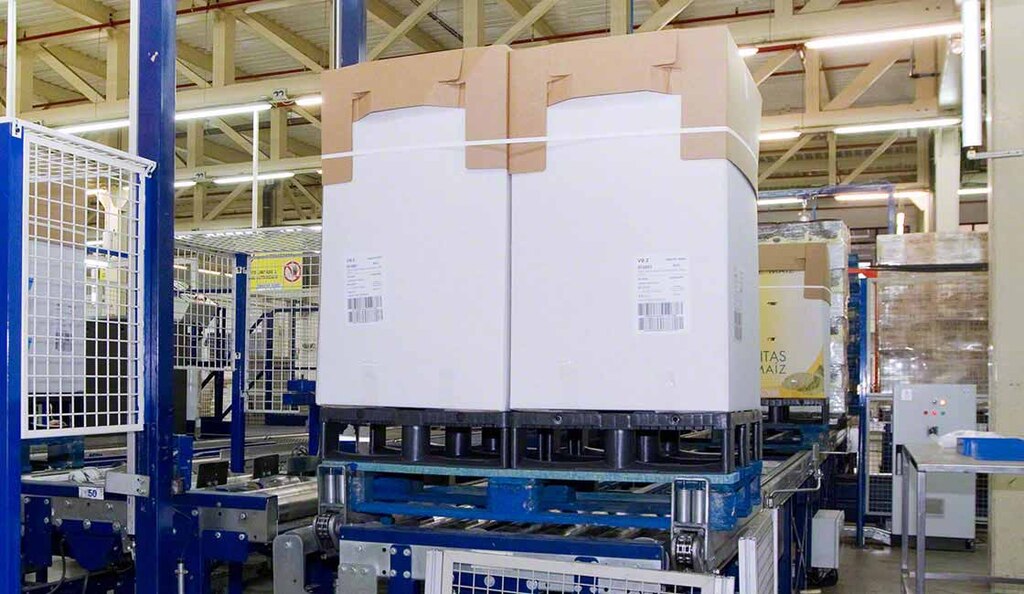 Two half pallets are placed on a larger one to facilitate handling and optimise warehouse space