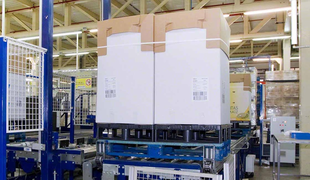 Two half pallets are placed on a larger one to facilitate handling and optimise warehouse space