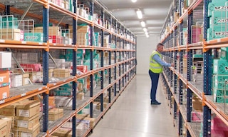 Warehouse order picking is an order fulfilment phase that can be carried out manually or automatically