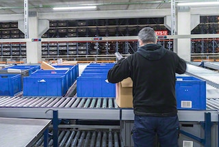 Tote handling conveyors speed up order fulfilment