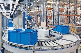 Carton conveying systems link distant areas of a warehouse Carton conveying systems link distant areas of a warehouse