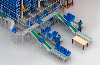 The versatility of box conveyors enables the creation of multi-order conveyor pick stations at the front of an AS/RS