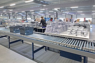 Box roller conveyors speed up order picking