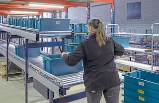 Carton conveyors are ergonomic systems that enable operators to work safely and comfortably