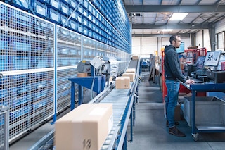 Carton conveyors are perfect for warehouses with constant, repetitive flows