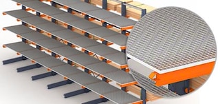 Continuous shelving facilitates the gap-free storage of boxes, packages and pallets on cantilever storage racks