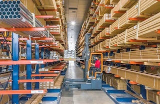 Mecalux’s cantilever racks have multiple advantages: flexibility, direct access and high load capacity Mecalux’s cantilever racks have multiple advantages: flexibility, direct access and high load capacity