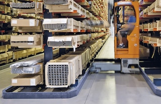 Lateral guides centre forklifts as they move inside the aisles of cantilever systems