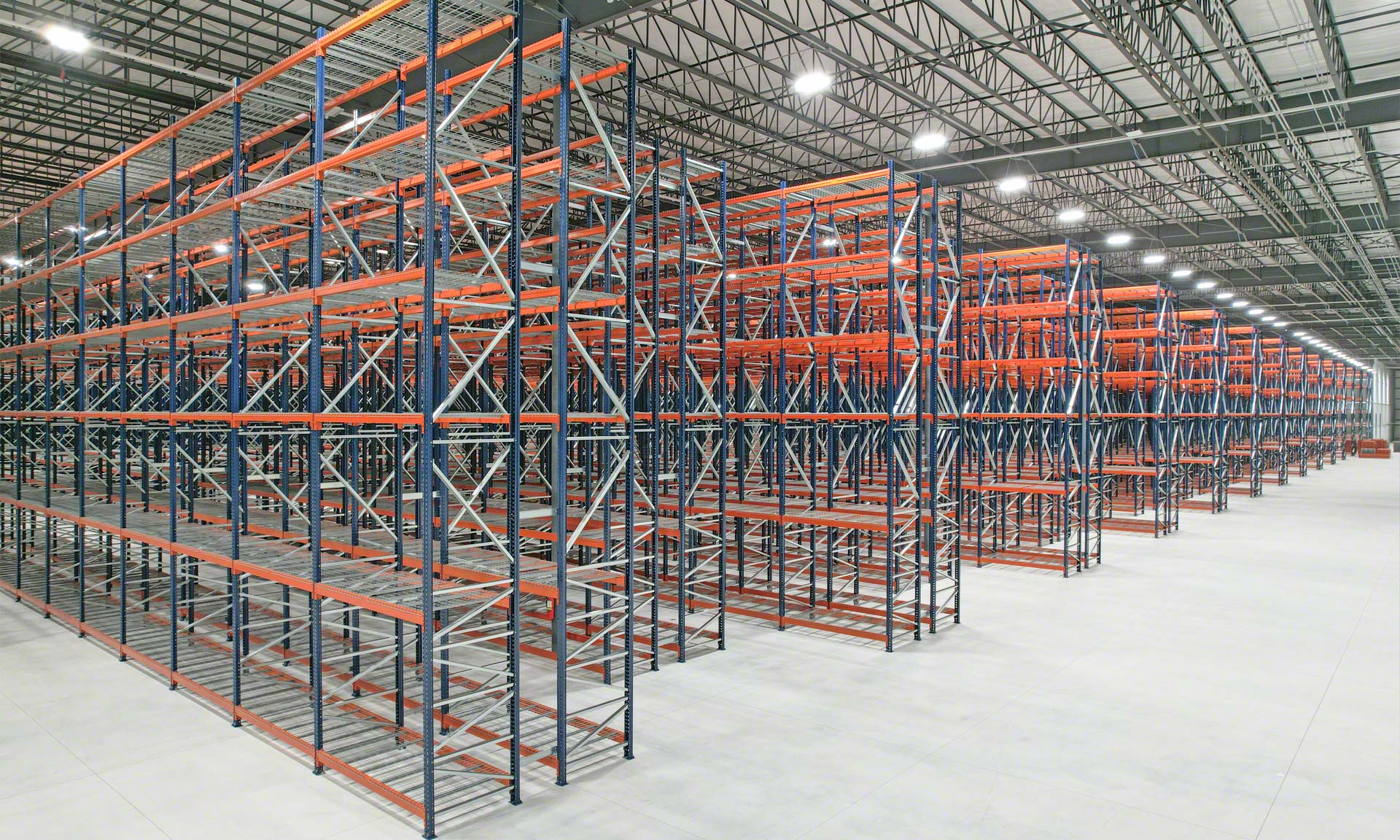 Warehouse clothing racks and their uses - Interlake Mecalux