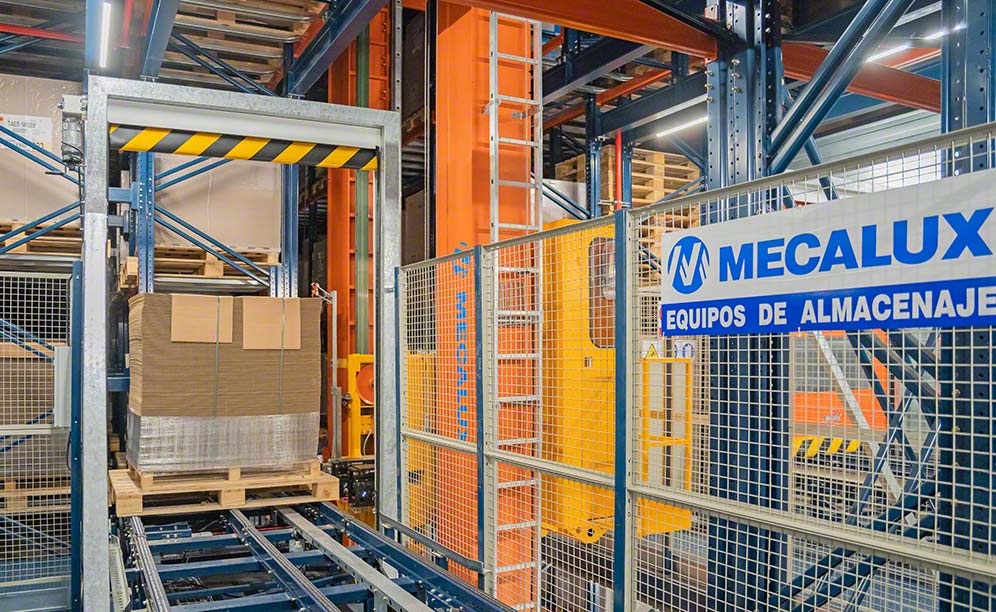 A stacker crane moves Alzamora Group's pallets inside the racking
