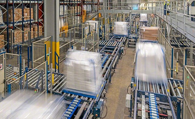 Automatic conveyors in the logistics centre in Wissington