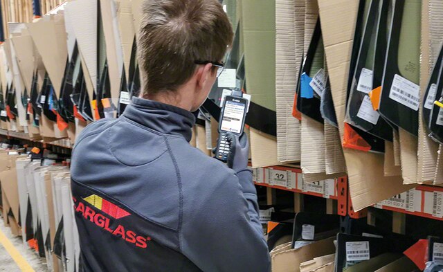 A Carglass operator follows instructions from Easy WMS