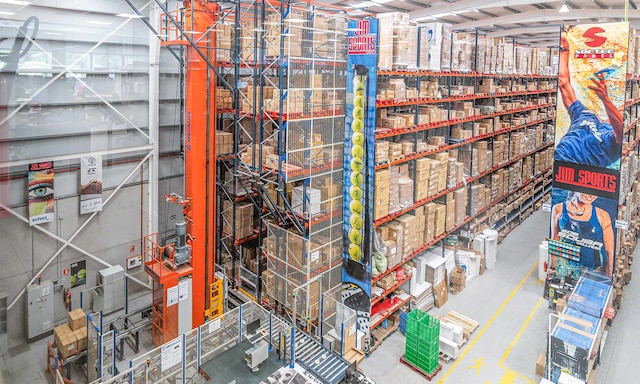 Jim Sports’ facility and its automated aisle with a pallet stacker crane Jim Sports’ facility and its automated aisle with a pallet stacker crane