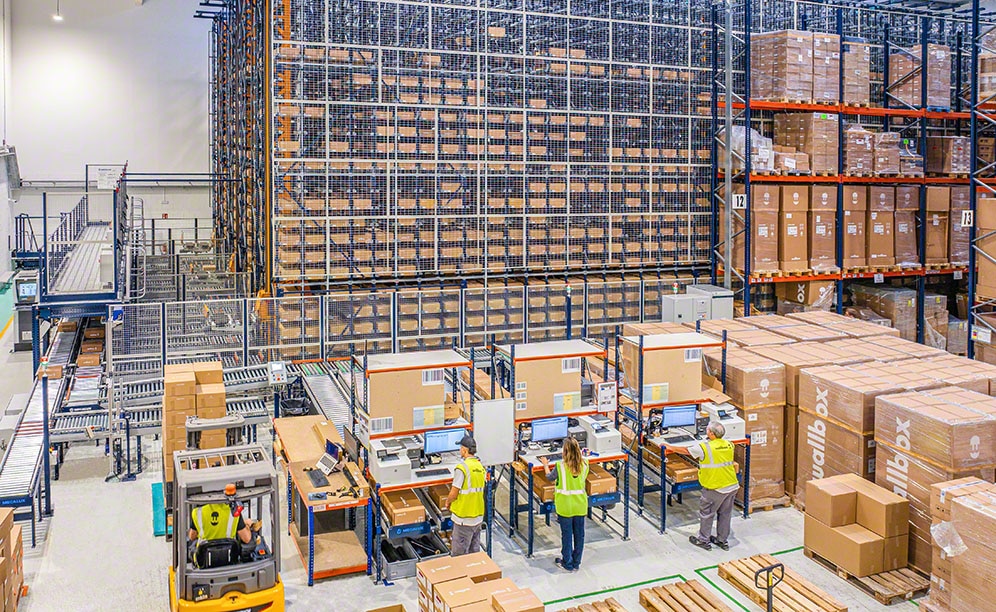 Mecalux pallet racking with Wallbox components Mecalux pallet racking with Wallbox components