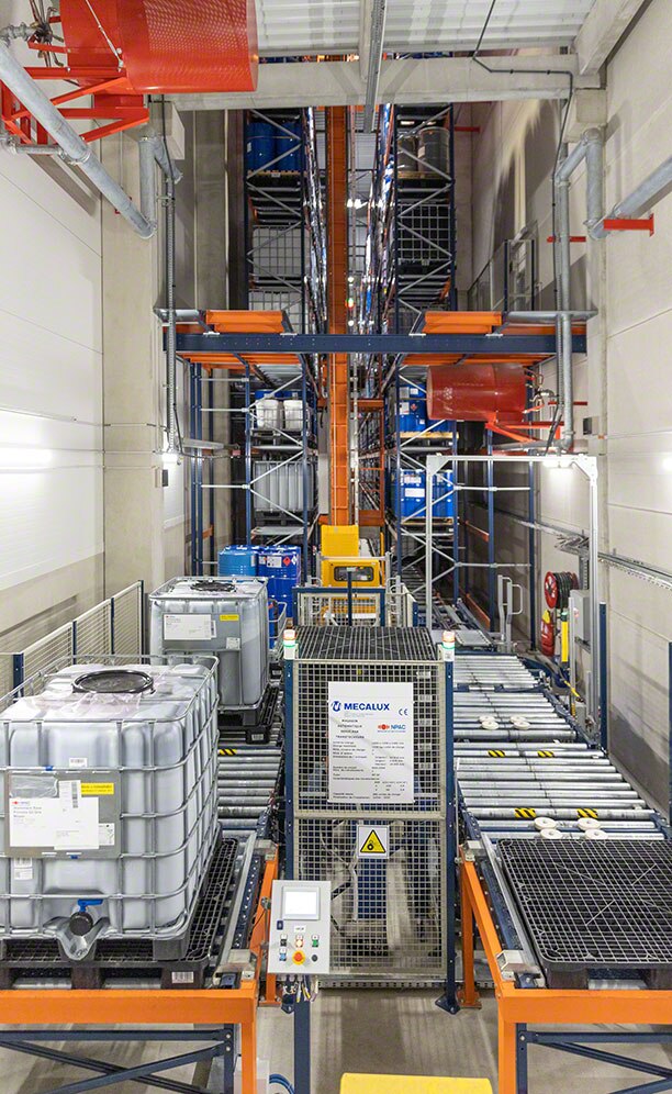 Nippon Paint’s stacker crane stores pallets in the racking
