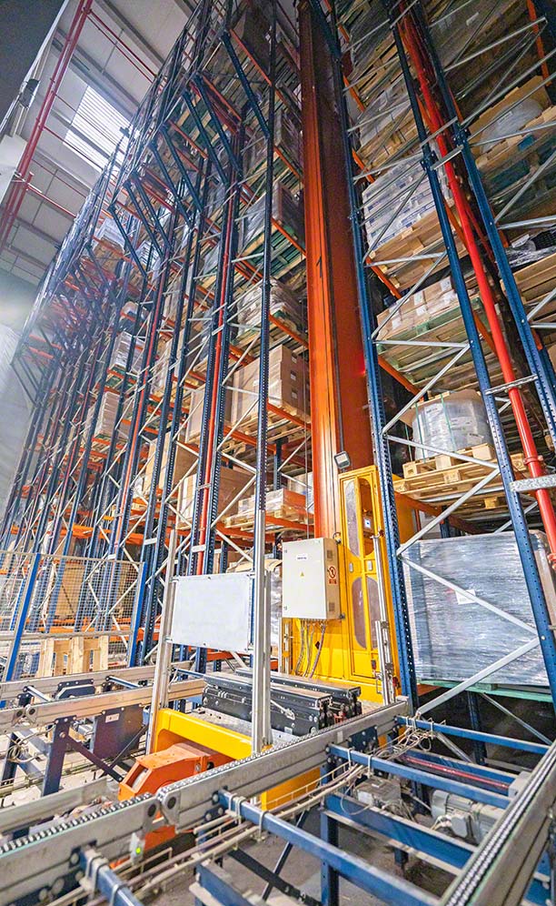 The stacker crane moves Nordlogway's pallets inside the racking system