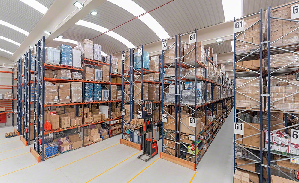 Pallet racks with narrow aisles make the most of the available surface area