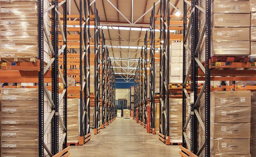 Racks for pallets and the semi-automated Pallet Shuttle in Eurofred's warehouse