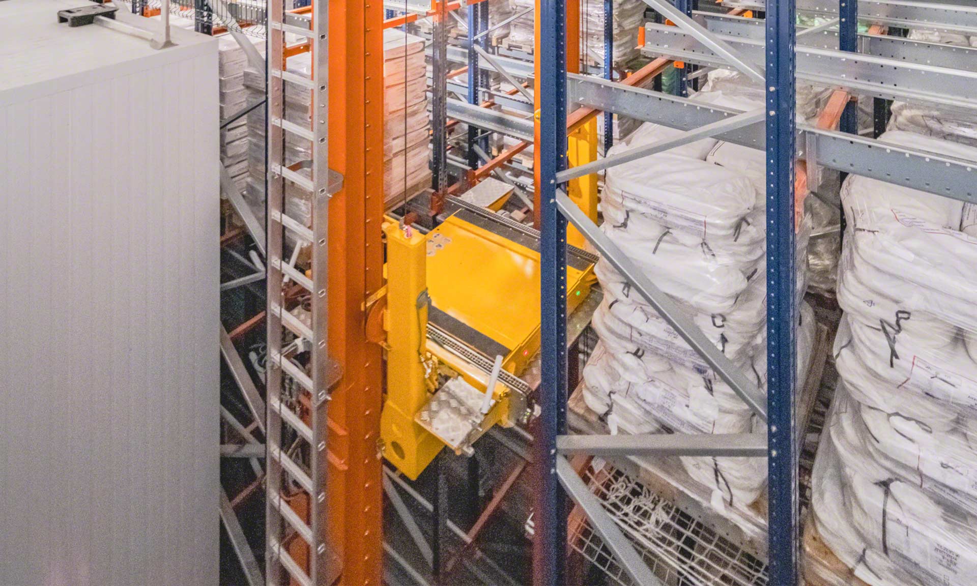 AS/RS with 2,500 tonnes of frozen fish and seafood AS/RS with 2,500 tonnes of frozen fish and seafood