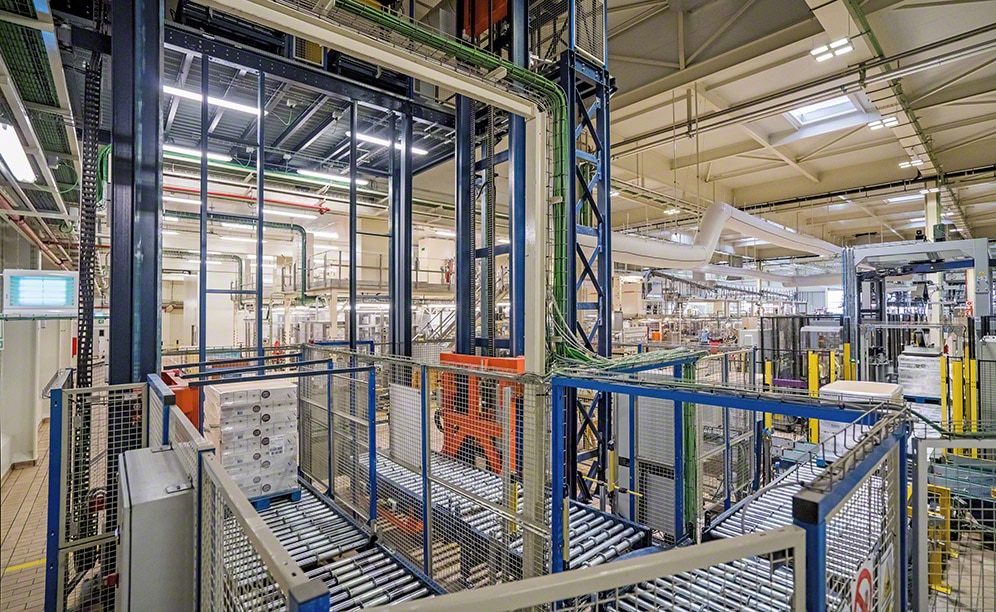 Entry and exit are automatic, using conveyors that transport the goods Entry and exit are automatic, using conveyors that transport the goods