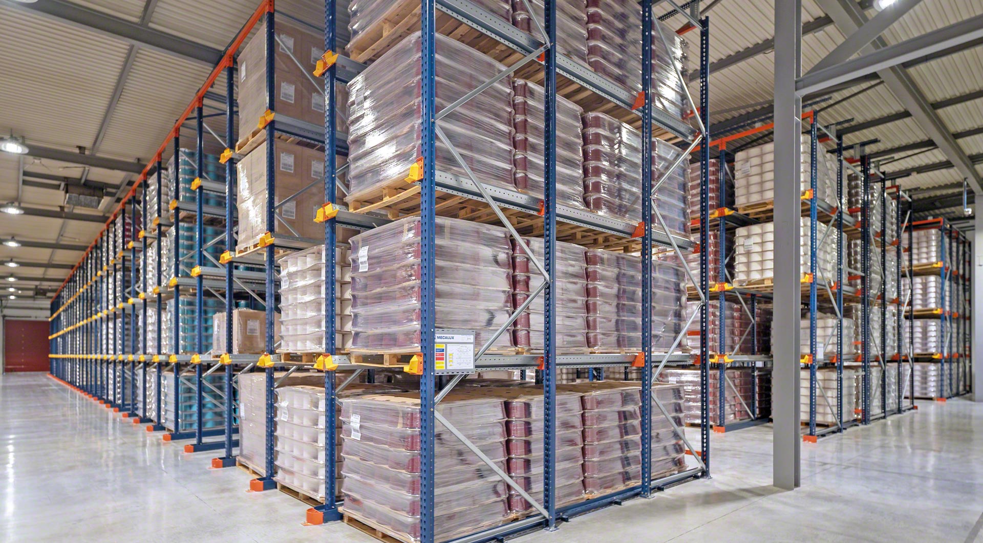 Drive-in/drive-through racking system Drive-in/drive-through racking system