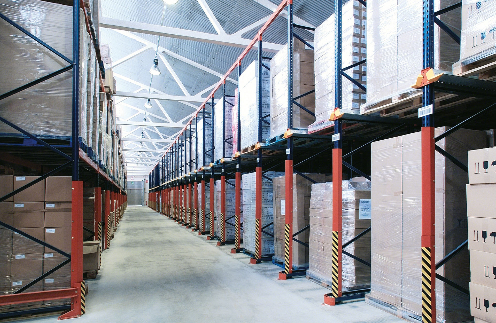If necessary, double upright protectors can be installed to increase the protection of the compact racking system