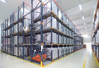 Drive-in racking comprises a set of storage lanes in which forklifts manoeuvre