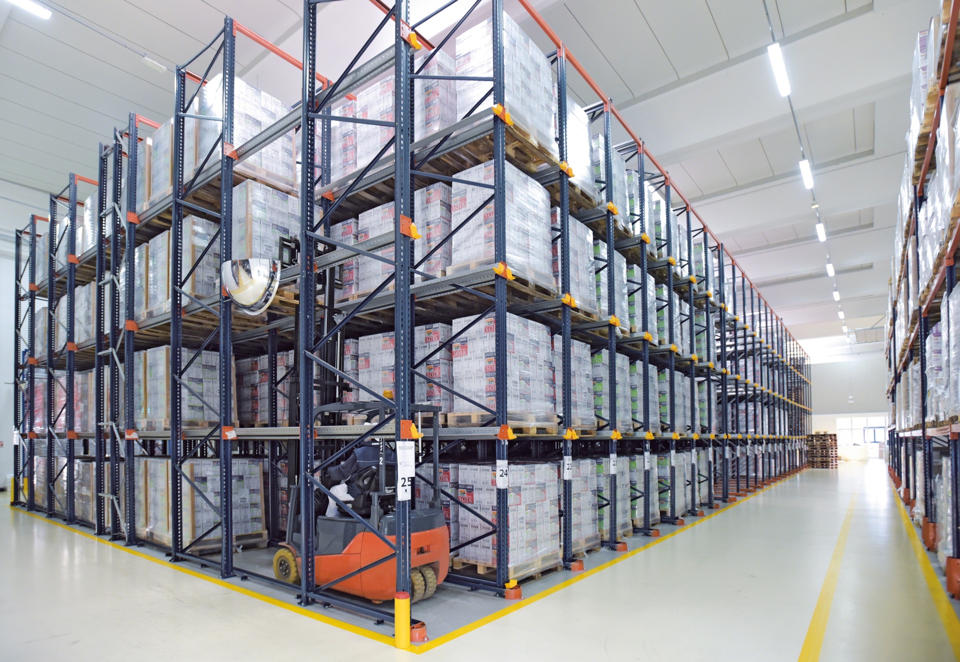 Drive-in racking comprises a set of storage lanes in which forklifts manoeuvre