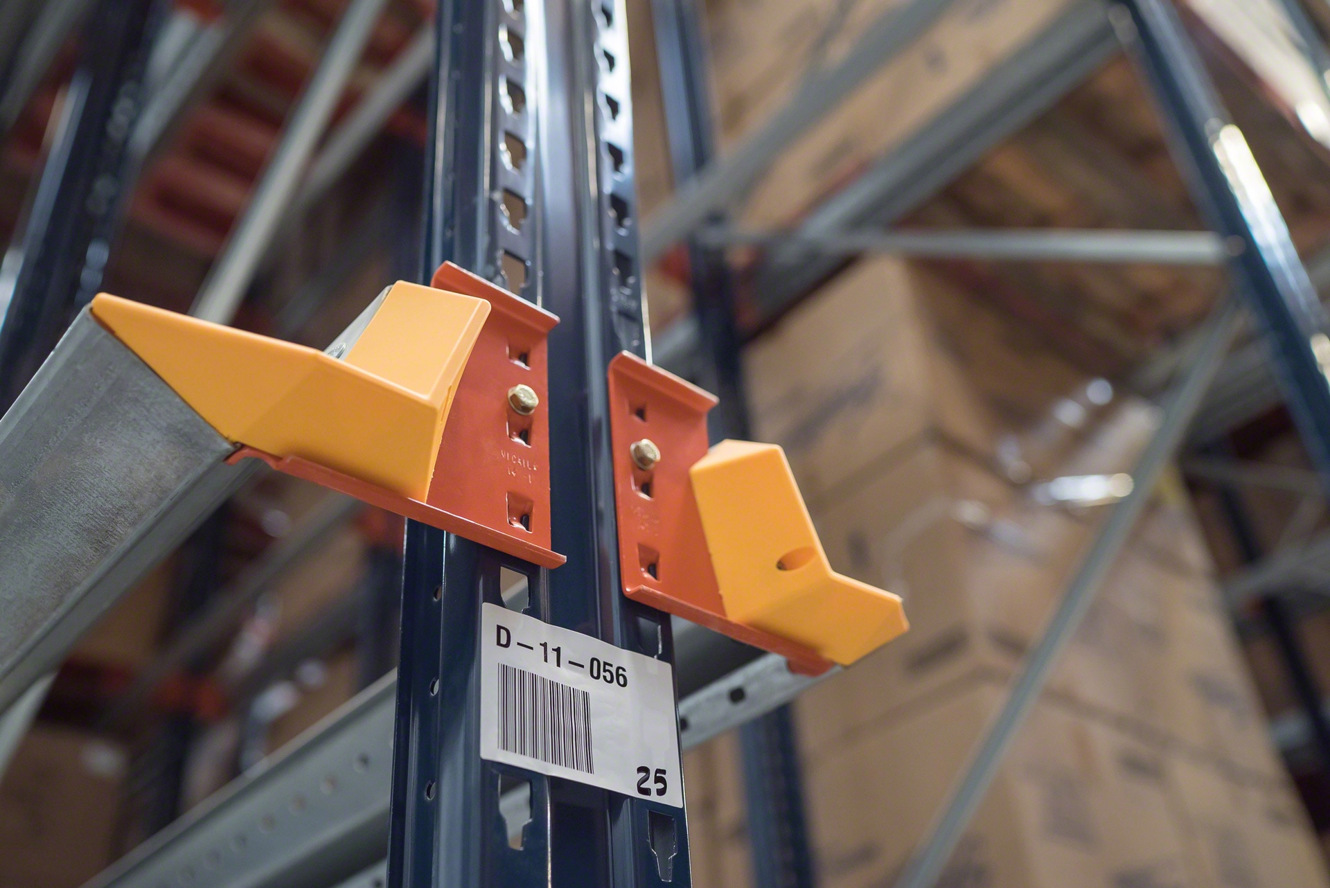In drive-in pallet racking with GP rails, pallet centring devices help to place the load unit facing the entrance to the lane