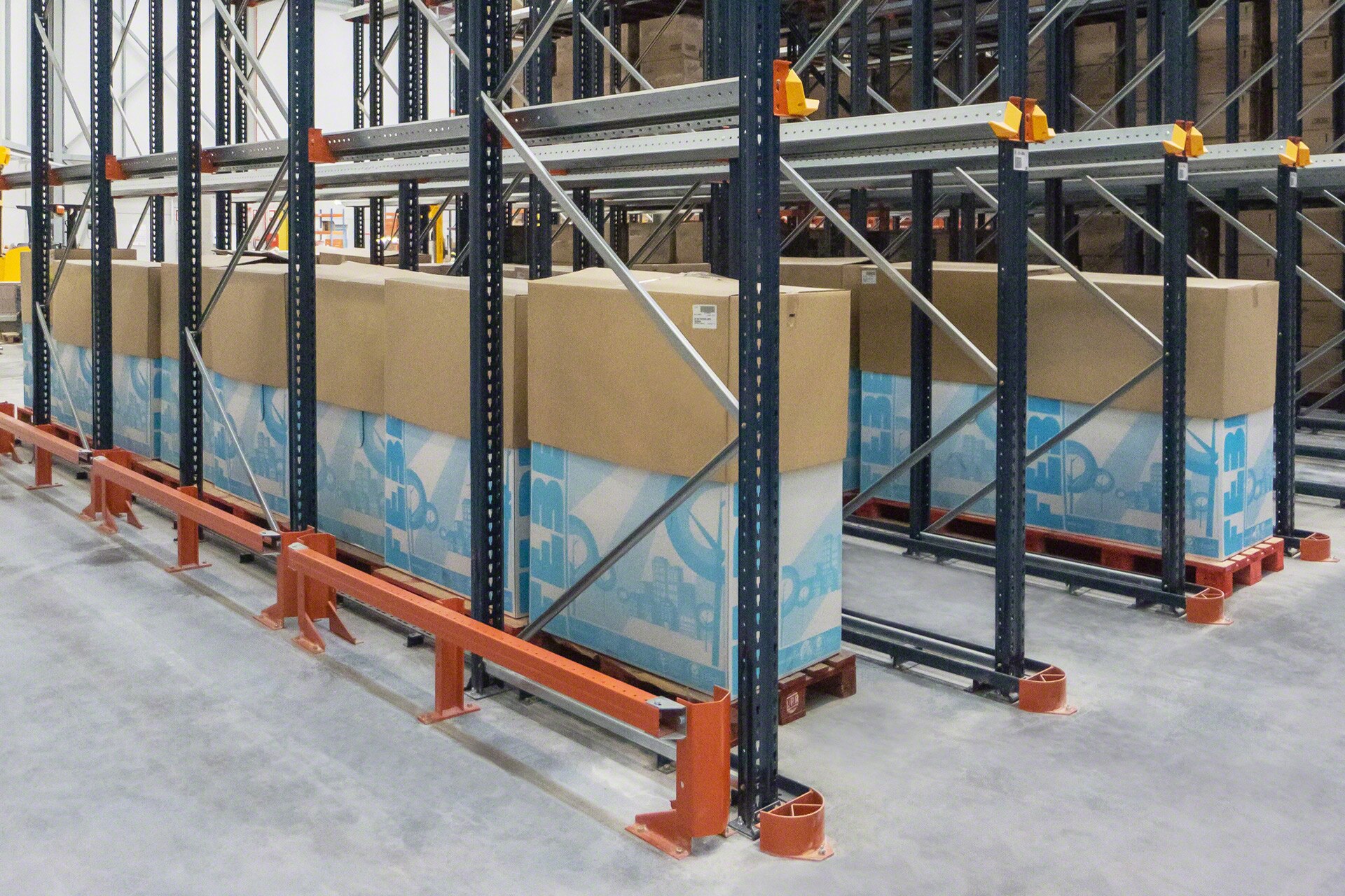 The upright footplates have side guards to prevent forklift damage to the structure