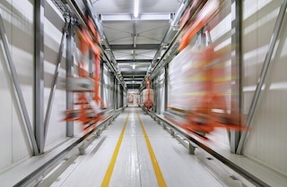The electric monorail system is a high-speed solution that speeds up the flow of pallets