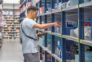 Light industrial shelving speeds up order picking in e-commerce warehouses