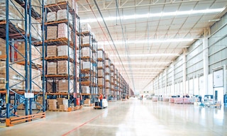 Quantifying the impact of sharing resources in a collaborative warehouse