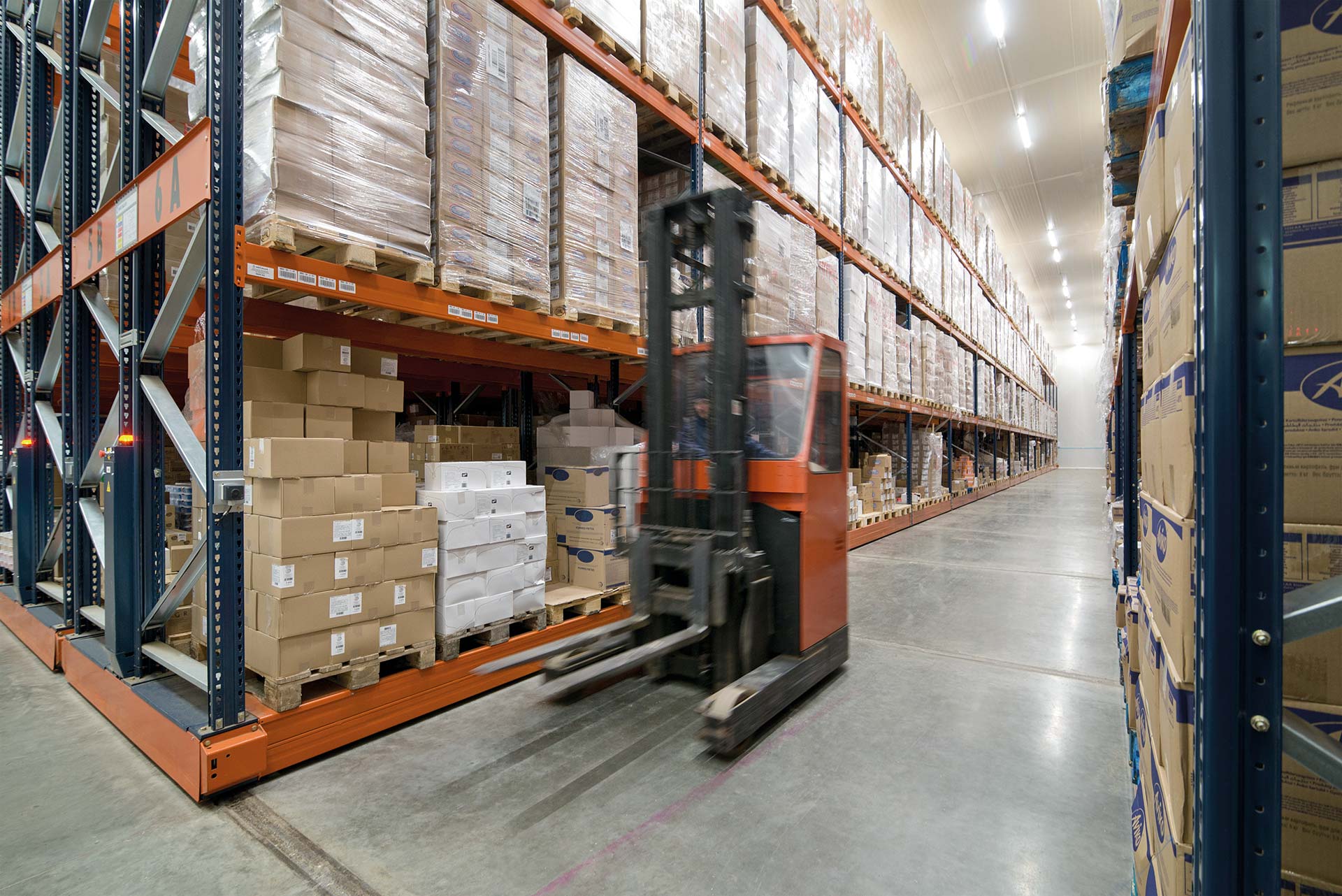 The forklifts access the inside of the mobile racking via the working aisle
