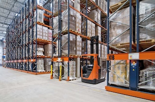 It is possible to install a static racking unit between two powered mobile racking units
