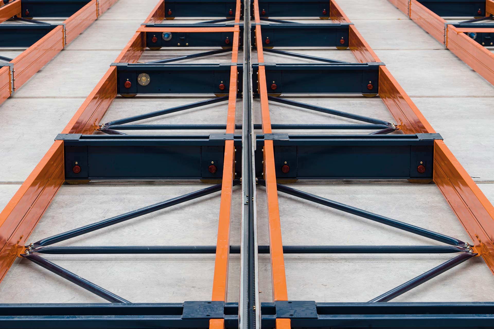 The structure of the mobile bases includes carriages, beams and bracing