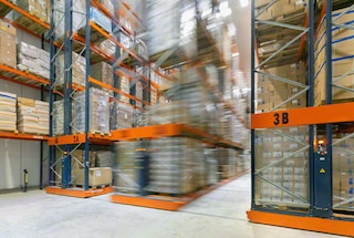 The mobile racks open laterally to open the working aisle