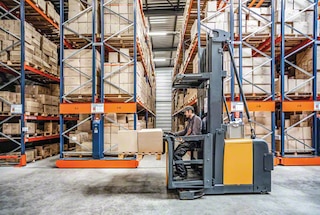 The operator receives the order to open an aisle to store or retrieve a pallet from the Movirack racking system