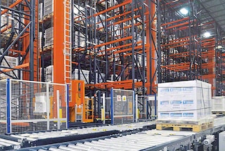 Pallet conveyor systems are fundamental for supplying AS/RSs