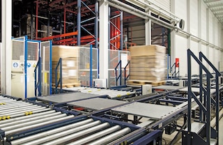 Automatic pallet conveyors guarantee agile, efficient goods-in/out operations in an AS/RS