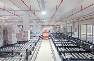 Transfer cars link different conveyor modules in a non-continuous manner