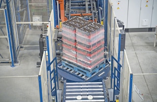 Mixed turntable conveyors are used to change the pallet’s orientation and direction of travel, enabling the transition between roller and chain conveyors or vice versa