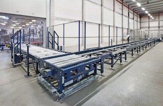 Pallet conveyor systems connect different working areas