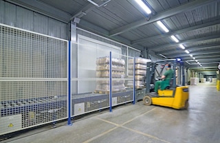 Perimeter safety enclosures cordon off the hazardous areas of pallet conveyor systems